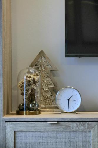 a clock and a vase on top of a table at Harmonia Horyniec in Horyniec Zdrój