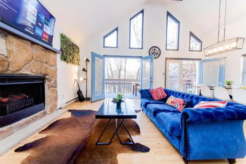 Imagen de la galería de 4 BD Stylish Cottage W Private Pool & hot-tub, en East Stroudsburg