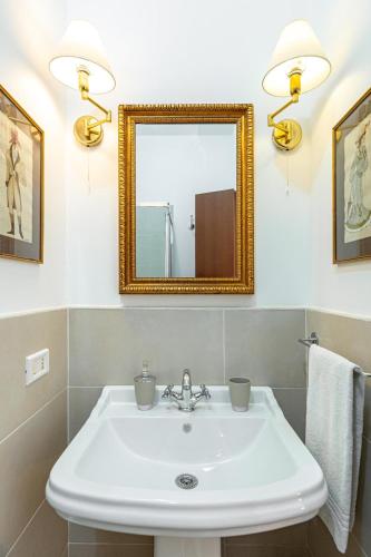 Bilik mandi di Al Ponte Del Papa B&B