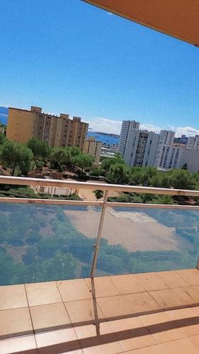 une vue d'une ville depuis un balcon dans l'établissement Appartement T2 avenue Maréchal juin, à Ajaccio