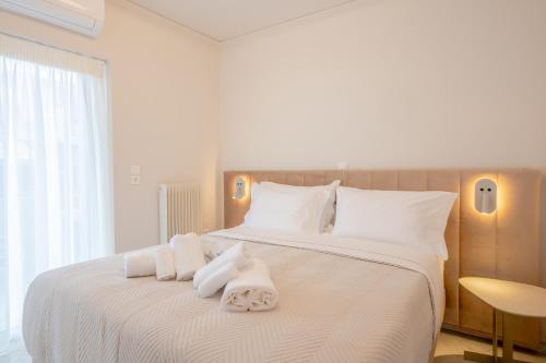 Postel nebo postele na pokoji v ubytování Apeiron Athena Residences
