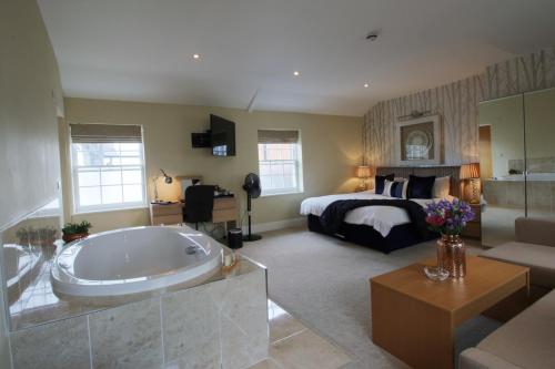 Ein Bett oder Betten in einem Zimmer der Unterkunft The Keep Boutique Hotel