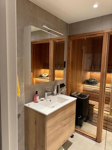 a bathroom with a sink and a mirror at Skogshytte på Skreia in Brattlia