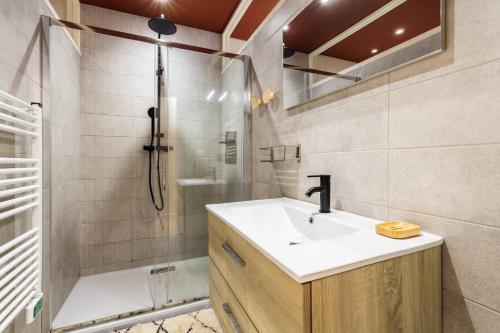 une salle de bain avec un lavabo et une douche dans l'établissement Charmant 3 pièces vue mer, à Villefranche-sur-Mer