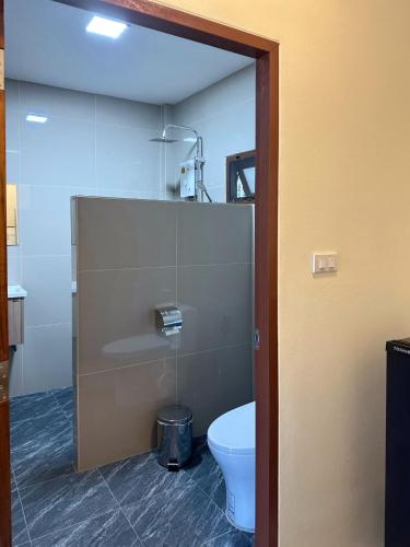 a bathroom with a toilet and a sink at บ้านอยู่ดีโฮมสเตย์ in Ban Hua Khao