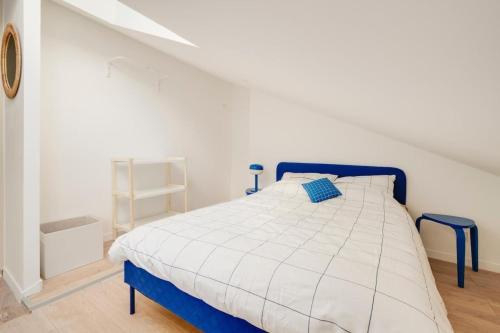 une chambre avec un lit avec une couette bleue et blanche dans l'établissement Appartement de la Salle neuf et tout équipé, à Nancy