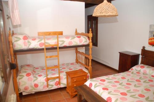 a bedroom with two bunk beds in a room at Casa rural Dalia in Sierra de Fuentes