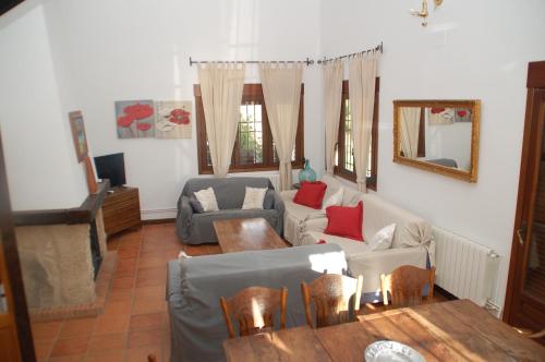 salon z kanapą i stołem w obiekcie Casa rural Dalia w mieście Sierra de Fuentes