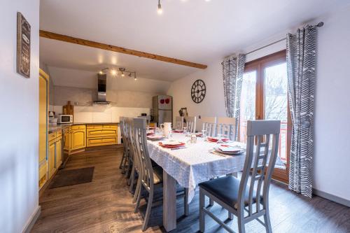 une cuisine et une salle à manger avec une table et des chaises dans l'établissement Chalet les églantiers, à Valloire