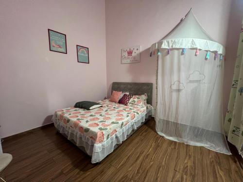 una camera da letto con un letto a baldacchino di La Calma Private Pool a Jitra