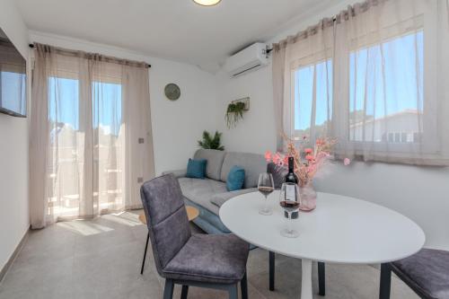 a living room with a white table and chairs at Villa Lucy Apartments in Vir