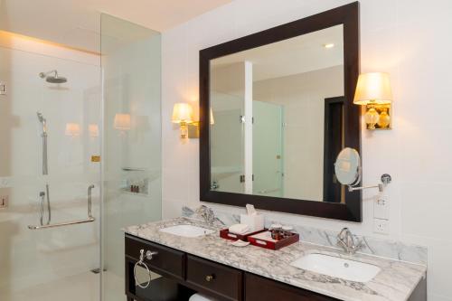a bathroom with two sinks and a large mirror at Galle Face Hotel in Colombo