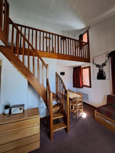 un salon avec un escalier en bois et un bureau dans l'établissement RPP C208 - Apt 3 pièces duplex 6 8 pers, à Tignes