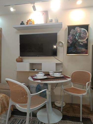 TV a/nebo společenská místnost v ubytování Miranda's Suites by Fullerton