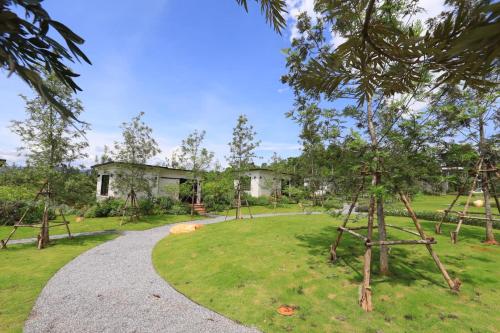 Bat Cave Glamping Khao Yaiにある庭