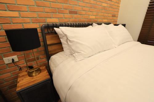 Bat Cave Glamping Khao Yaiにあるベッド