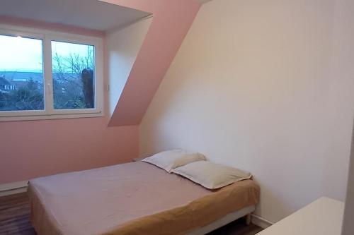 une petite chambre avec un lit et une fenêtre dans l'établissement Maison individuelle 3 chambres, à Le Vaudreuil