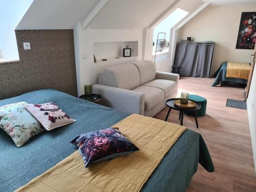 une chambre avec un lit et un salon dans l'établissement l'ANDRESE, à Hiéville