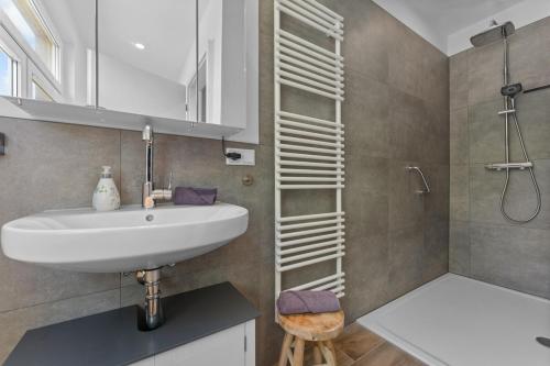 a bathroom with a sink and a shower at Huus Johann in Greetsiel