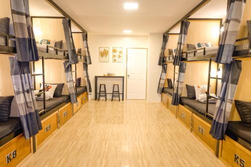 コロンにあるKaiz Hostelの二段ベッド4台とテーブルのある部屋