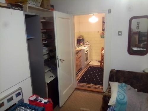 cocina con puerta que da a una sala de estar en Terazije Beograd, en Belgrado