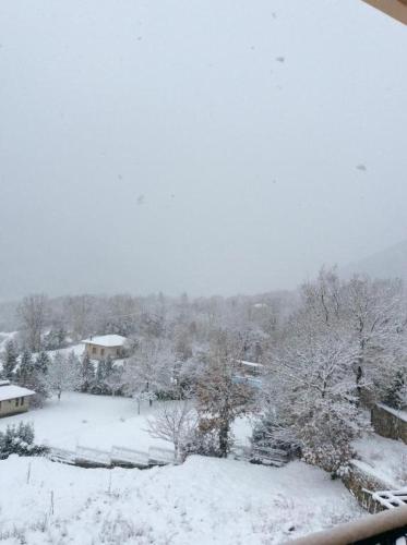 a view of a yard covered in snow at Ey-Giann in Karpenision