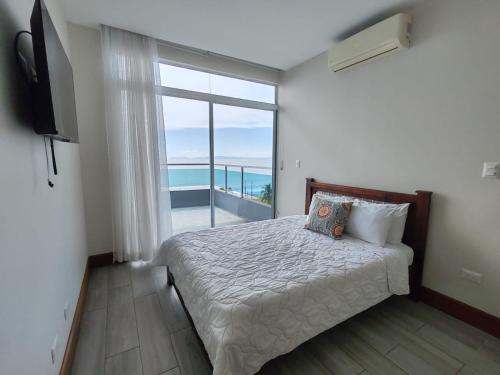 Postel nebo postele na pokoji v ubytování Puerto Azul Residences
