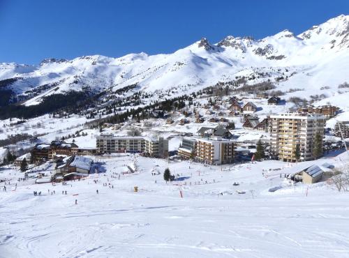 un groupe de personnes skier sur une montagne enneigée dans l'établissement Appartement 5 à 7 personnes à Saint François Longchamp, à Saint-François-Longchamp