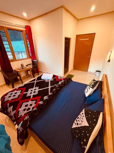 Postel nebo postele na pokoji v ubytování Skyard Hostel & Homestay- Harsil Valley