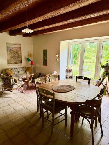 un salon avec une table et des chaises en bois dans l'établissement Les Rincinières, à La Garnache