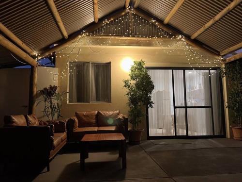 Cosy, private guest house with pool and private parking的休息区