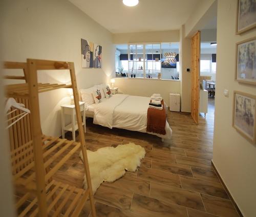 a bedroom with a bed and a wooden floor at Vista sull'acqua in Kastoria