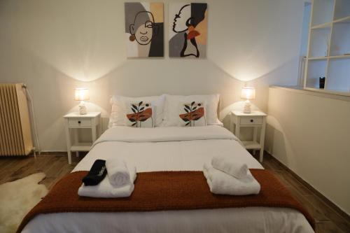 a bedroom with a bed with two towels on it at Vista sull'acqua in Kastoria