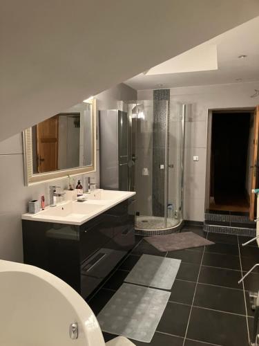 une salle de bain avec deux lavabos et une douche dans l'établissement Maison Corneille proche de Lille, à Hem