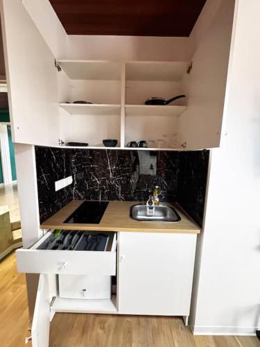 Η κουζίνα ή μικρή κουζίνα στο Modern Studio N1 private Kitchenette and Bathroom