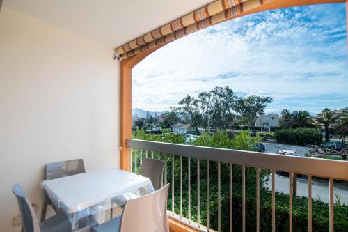 un balcon avec une table et des chaises et une vue dans l'établissement appartement bord de mer, à Saint Cyprien Plage