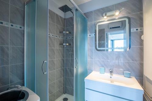 une salle de bain avec toilettes, lavabo et douche dans l'établissement appartement bord de mer, à Saint Cyprien Plage