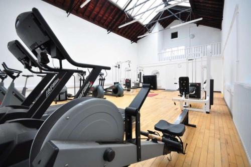un gimnasio con varias cintas de correr y una cinta de correr en Downing College, en Cambridge