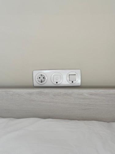 a white alarm clock sitting on top of a bed at Céntrico apartamento con vistas en Formigal - Entrada 24h sin llaves in Formigal