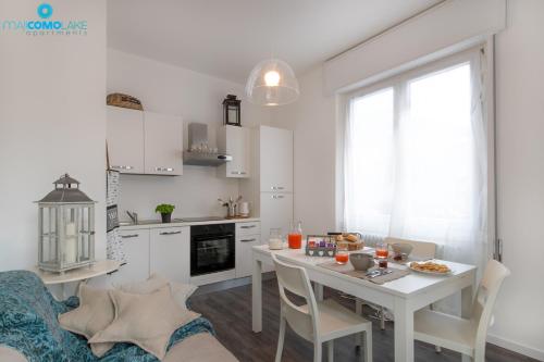 Η κουζίνα ή μικρή κουζίνα στο Maji Como Lake apartment