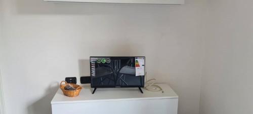 a microwave oven sitting on top of a white cabinet at Casa Vacanza Glicine in Parzanica