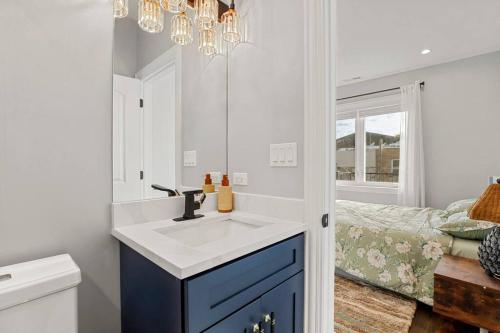 a bathroom with a sink and a mirror at LuxHome Chicago 8 mins Downtown in Chicago