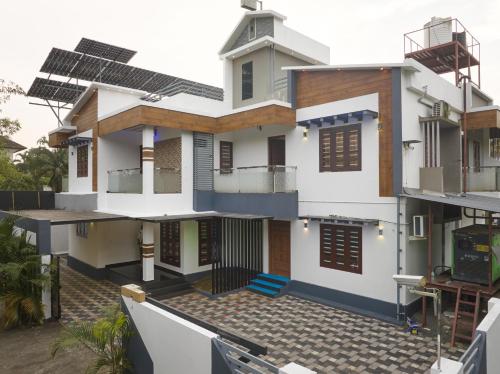a house with solar panels on the roof at Venice Rosedale in Alleppey
