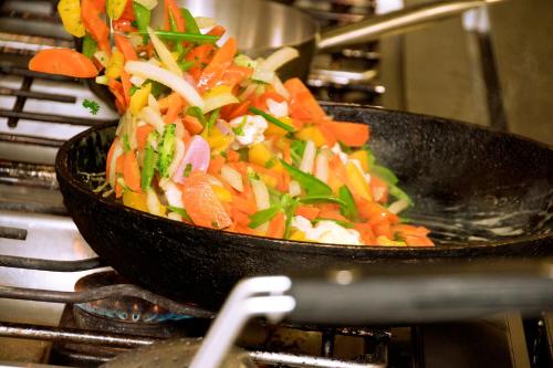 a wok filled with carrots and other vegetables at Gengs Linde in Stühlingen
