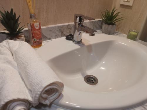 ein Waschbecken mit einer Rolle Papierhandtücher darauf in der Unterkunft Casa Rural La Sarana in El Ronquillo