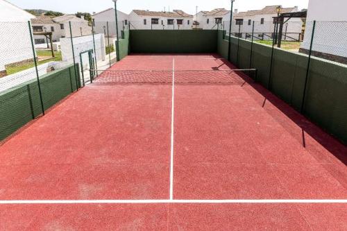 einen Tennisplatz mit einem Netz darüber in der Unterkunft Casa Rural La Sarana in El Ronquillo