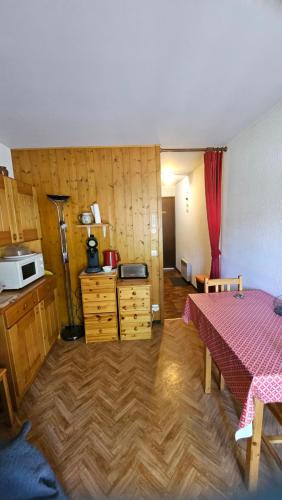 里雾诗Studio pieds des pistes les Houches Vallée de Chamonix的一间带桌子的房间和一间带微波炉的厨房
