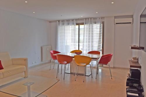 un salon avec une table, des chaises et un canapé dans l'établissement Canada, à Cannes