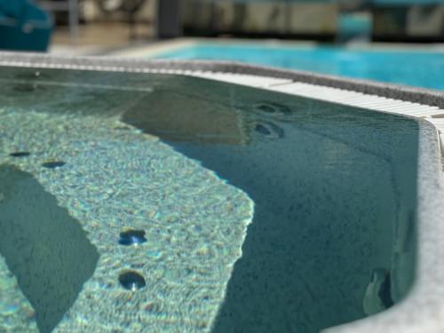 Piscina en o cerca de Amfora Panzió