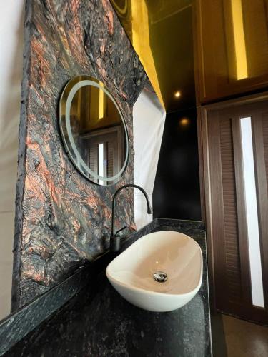 a bathroom with a sink and a mirror at Lu Adventure-Camp in Ke Ga